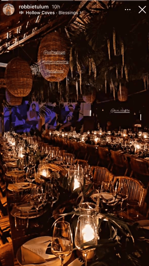 Aubrey Saget's wedding reception table settings as captured by a guest at the wedding in Tulum, Mexico | Source: https://www.instagram.com/robbietulum/ 
