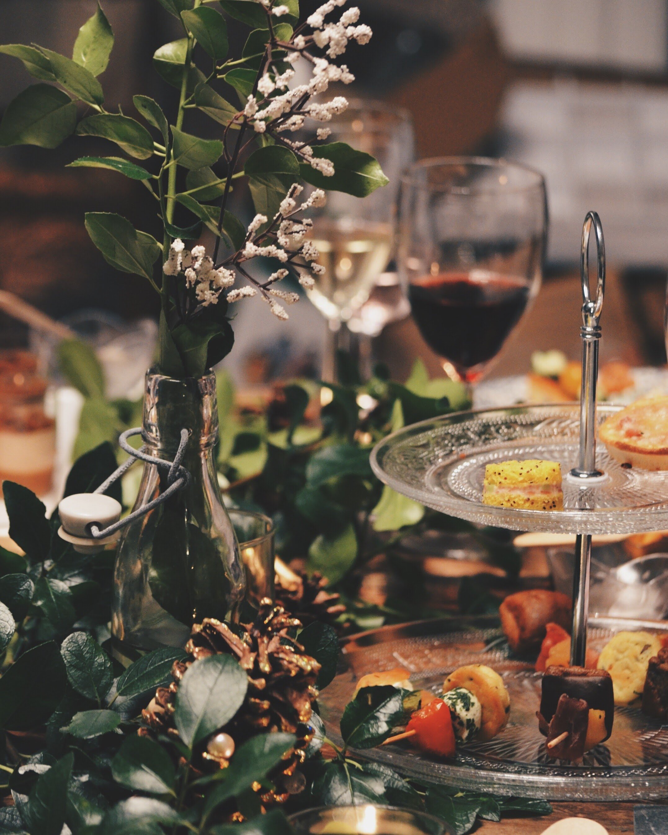 Mesa de fiesta con alimentos, bebidas y adornos. | Foto: Unsplash