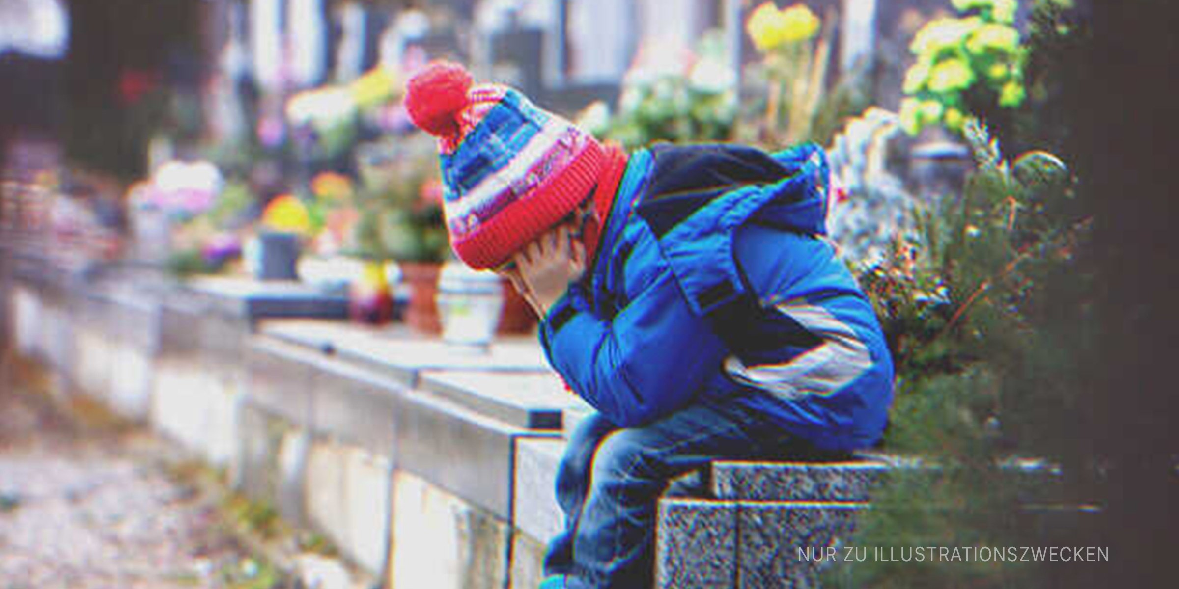 Kleiner Junge, der mit seinem Kopf in seinen Händen sitzt. | Quelle: Shutterstock