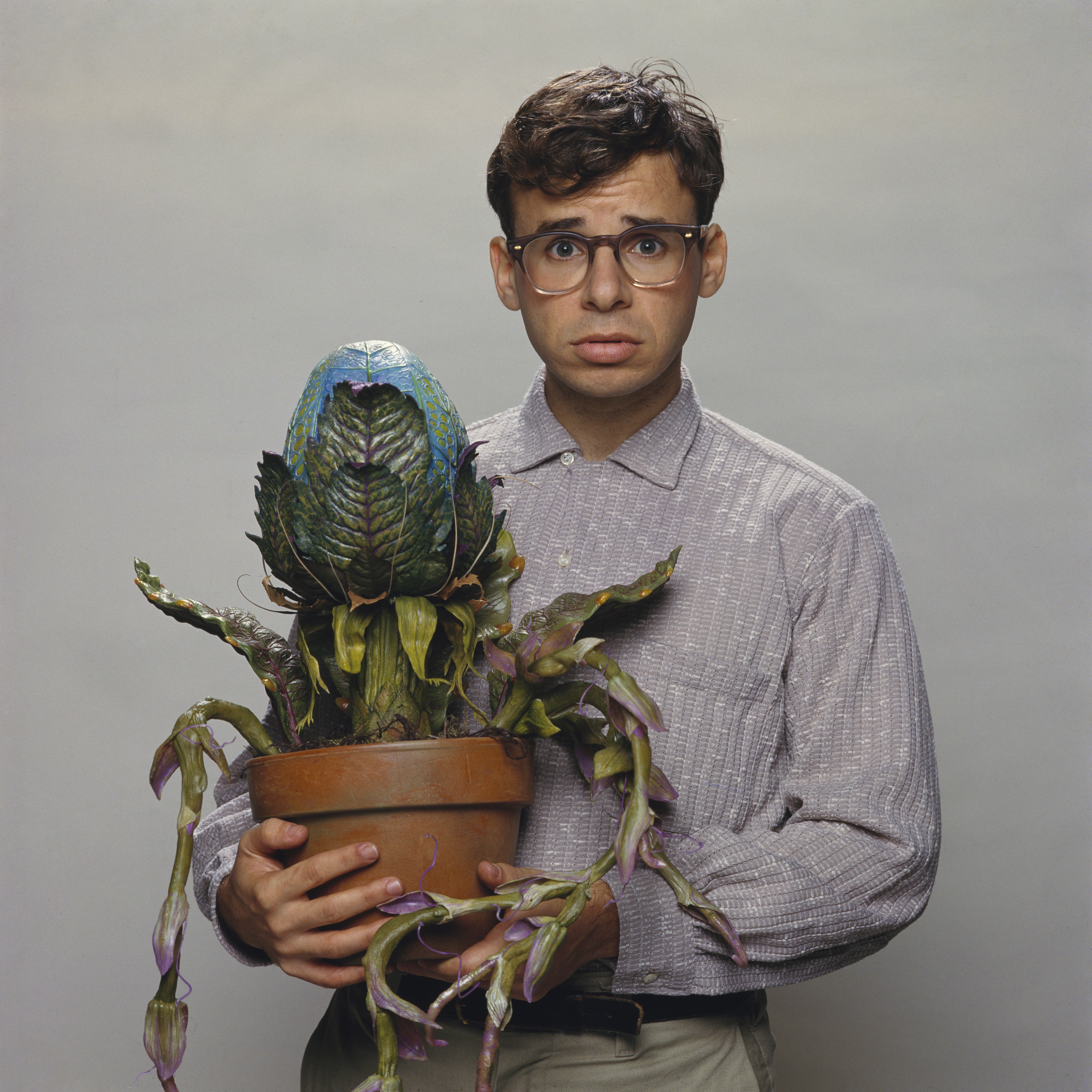 Rick Moranis in the set of "Little Shop of Horrors," 1986 | Source: Getty Images