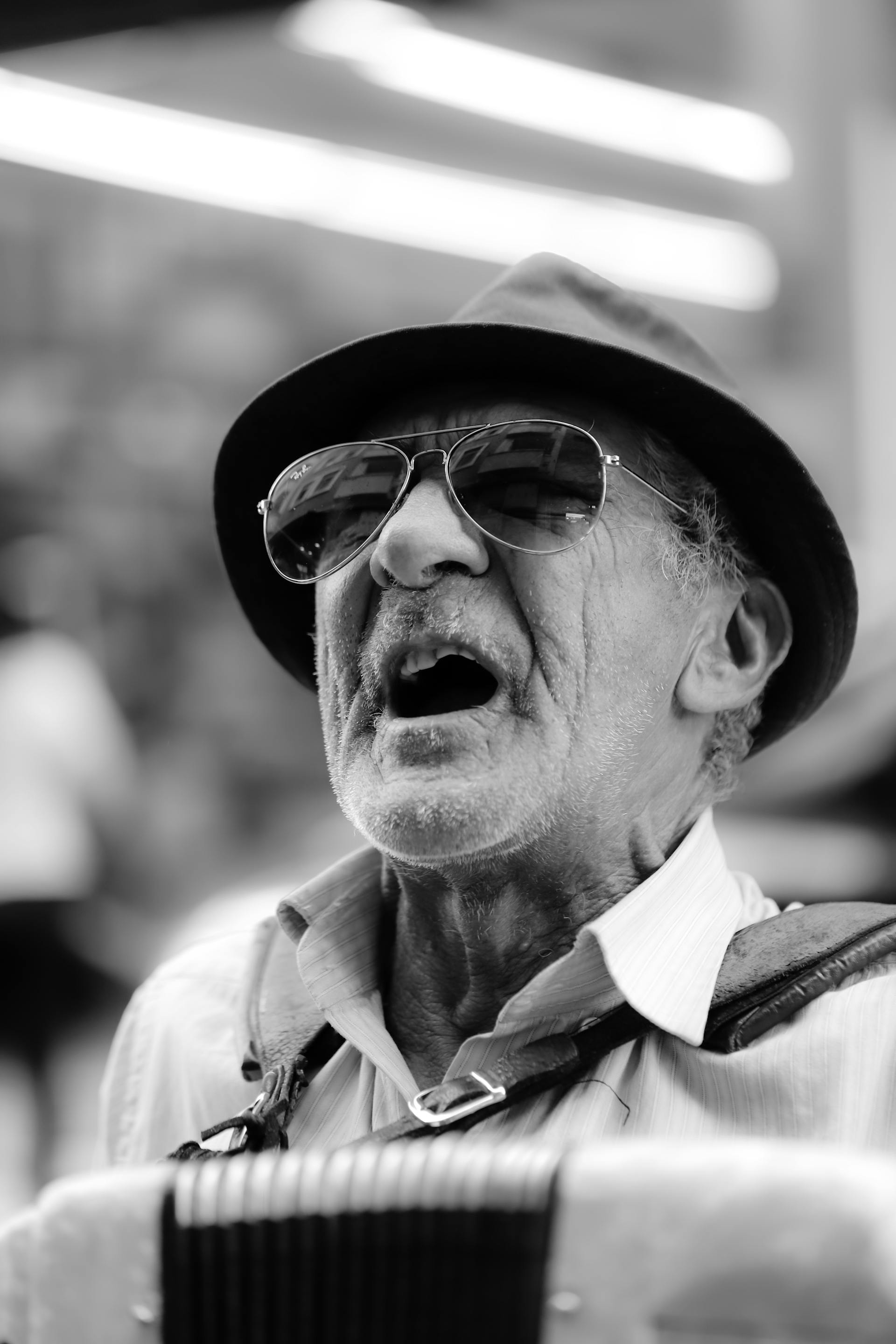 An old man with his mouth open | Source: Pexels