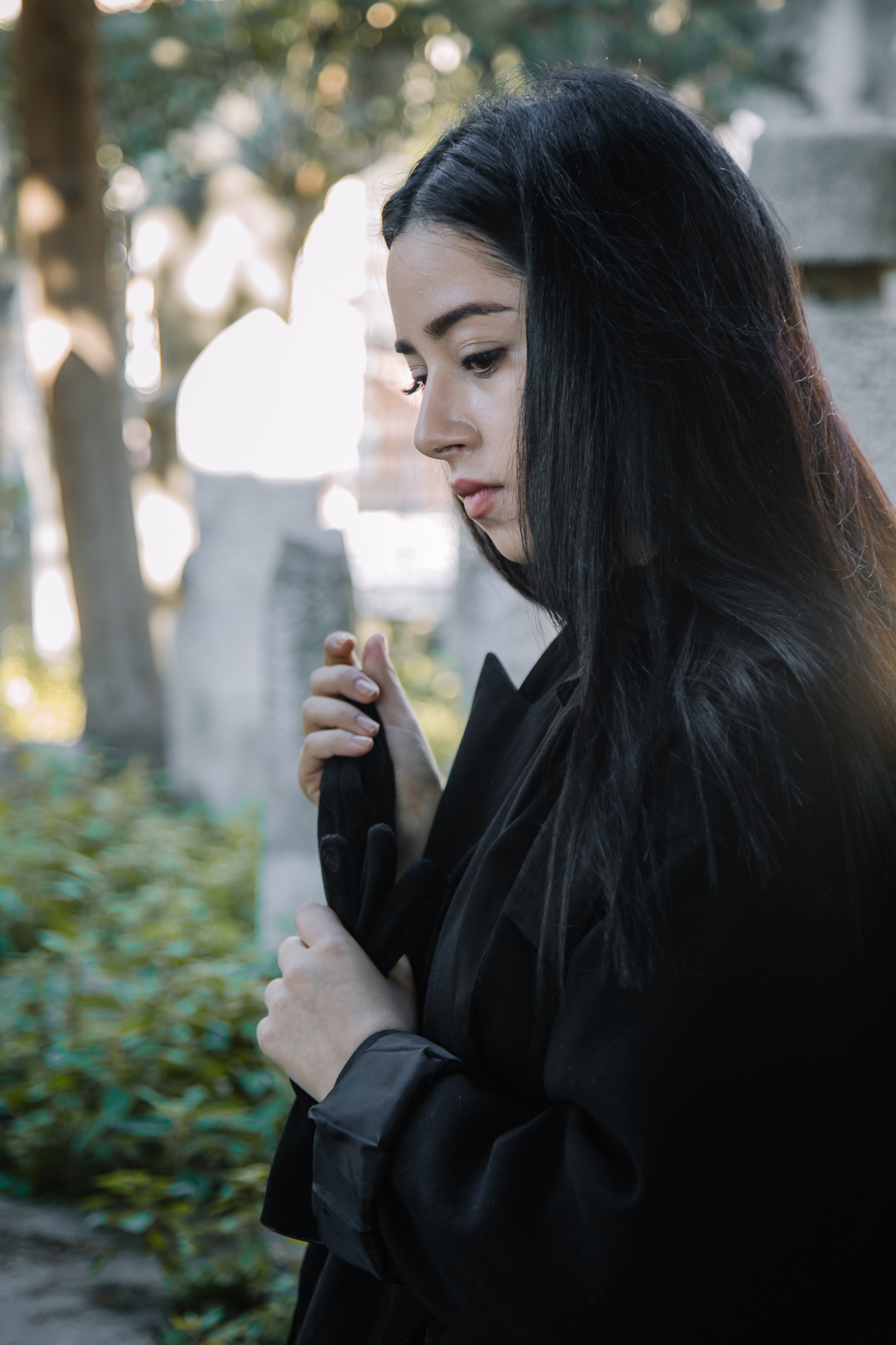 Mujer joven vestida de negro. | Foto: Pexels