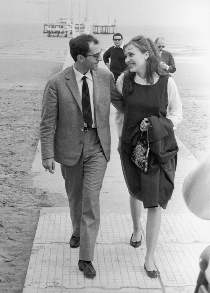 Le réalisateur français Jean-Luc Godard à Venise avec son épouse, l'actrice danoise Anna Karina, 5 septembre 1963. | Photo : Getty Images