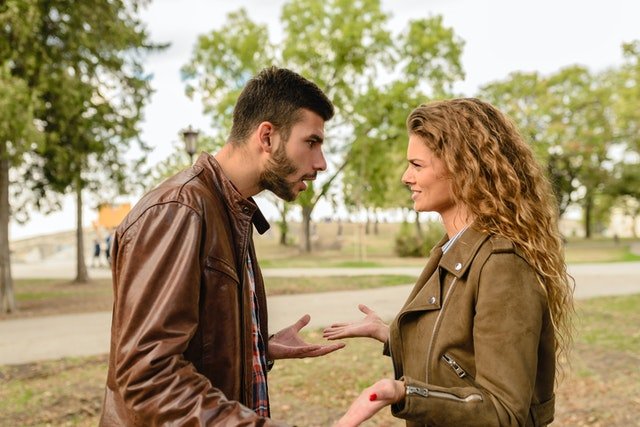 Un homme et sa femme qui se disputent | Photo : Pexels.