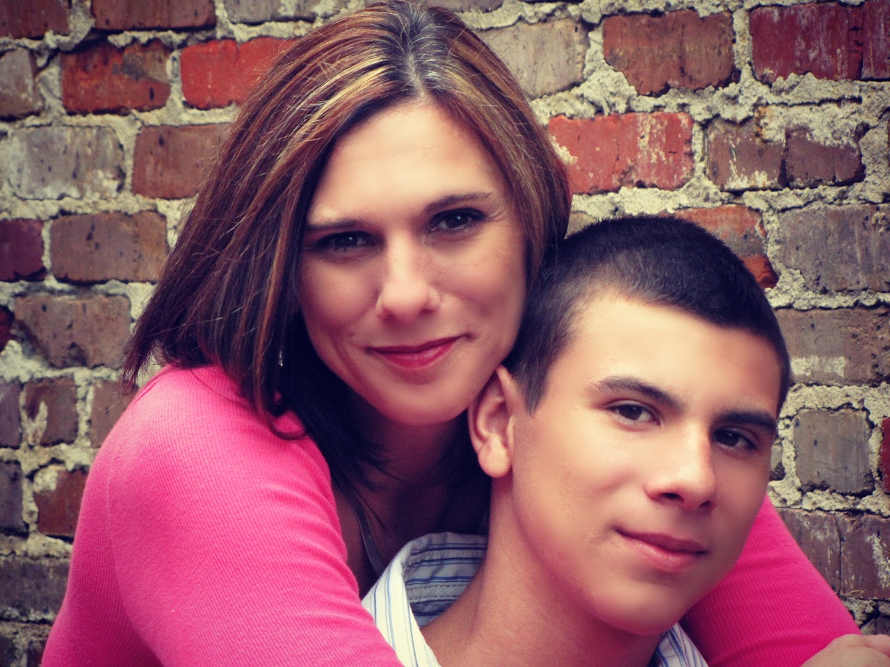 A mother embracing her son | Source: Pexels