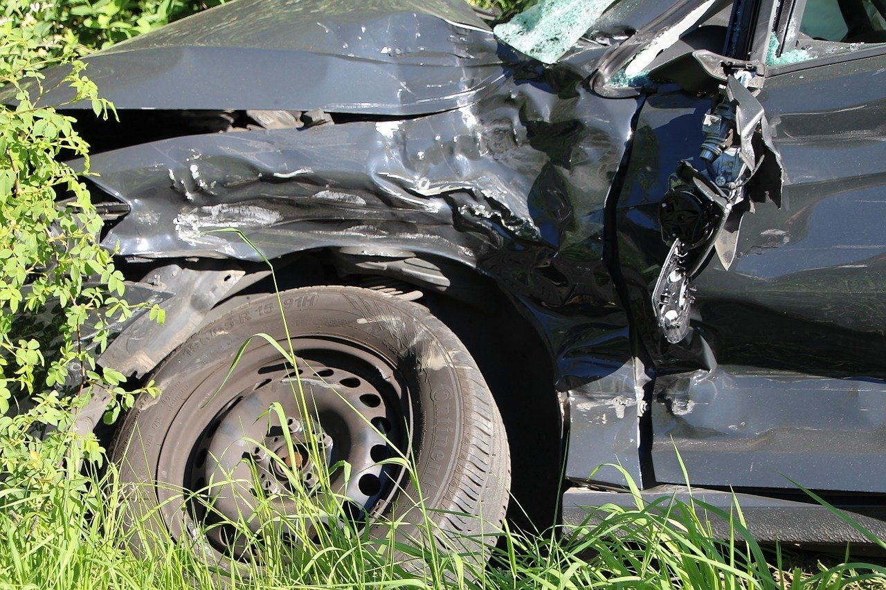 Une voiture détruite dans une collision. | Photo : Pixabay