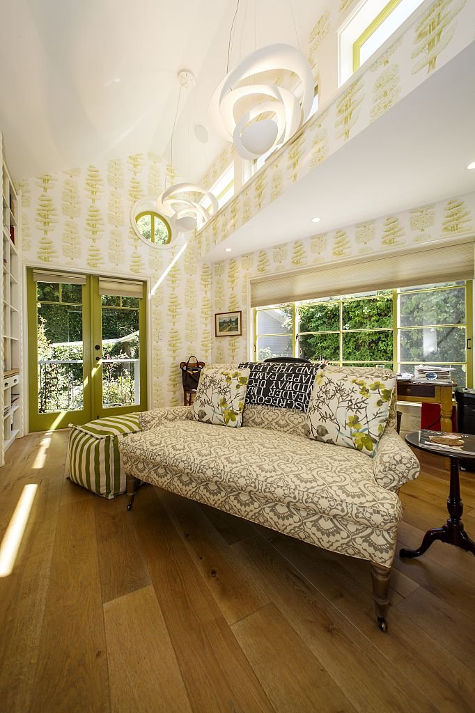 Sun room at recently renovated Craftsman home of actress Linda Hunt, on September 19, 2014. | Photo: Getty Images