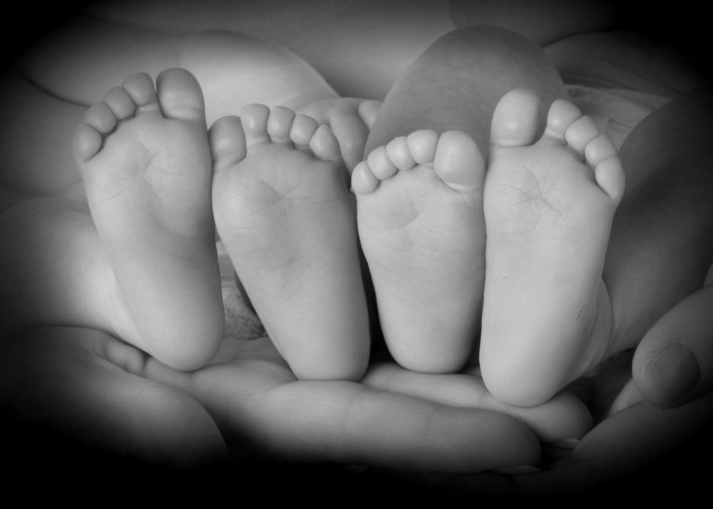 Dos pares de pies de bebés-Imagen tomada de Shutterstock Dos pares de pies de bebés-Imagen tomada de Shutterstock