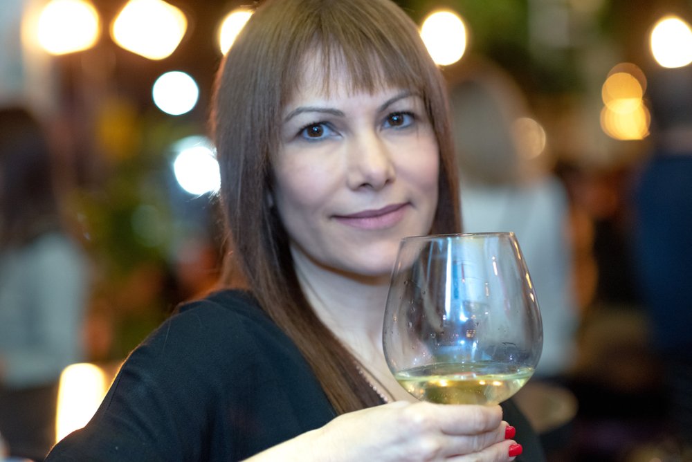 Mujer bebiendo un cocktail en una fiesta. | Foto: Shutterstock