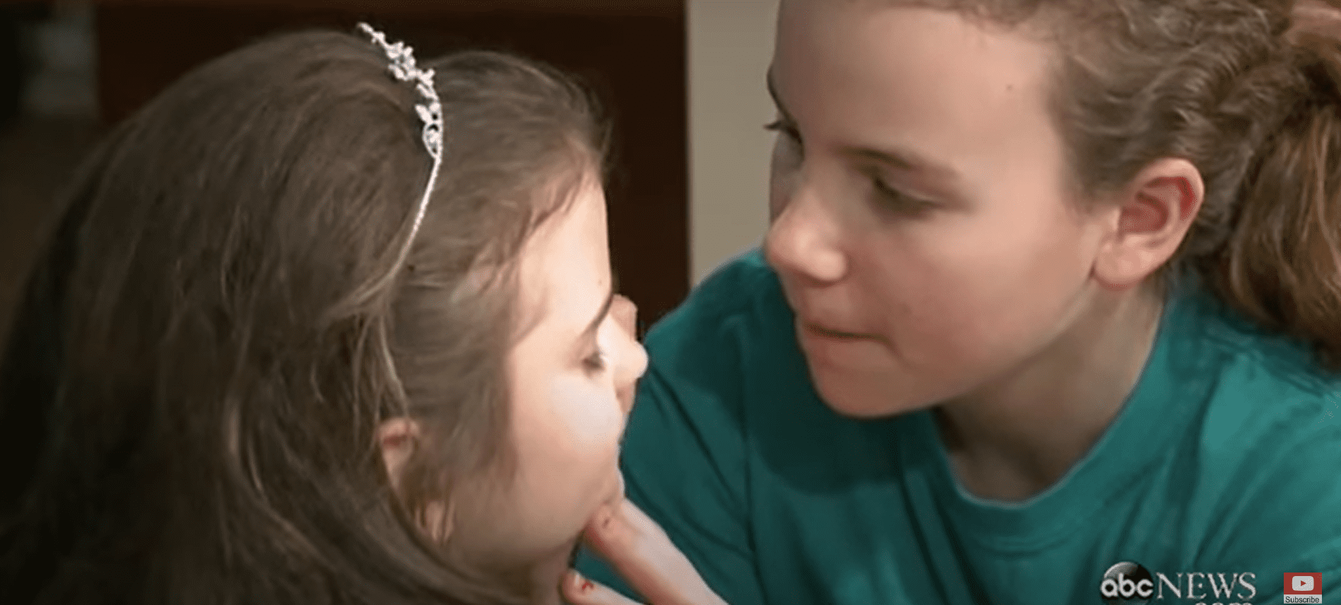 Rebekah Spaders ältere Schwester hilft ihr beim Make-up für ihren besonderen Tag als Date ihres Bruders zu seinem Schulball. | Quelle: Youtube.com/ABC News