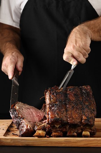 Un chef découpant l'extrémité d'un rôti de bœuf fraîchement cuit | Photo: Getty Images Un chef découpant l'extrémité d'un rôti de bœuf fraîchement cuit | Photo: Getty Images