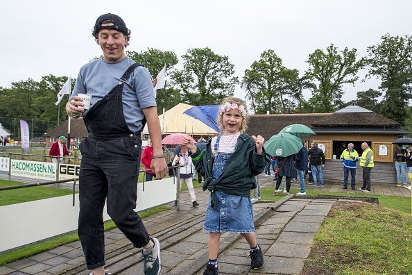 Father and daughter pictured having fun during a sport event | Photo: Getty Images