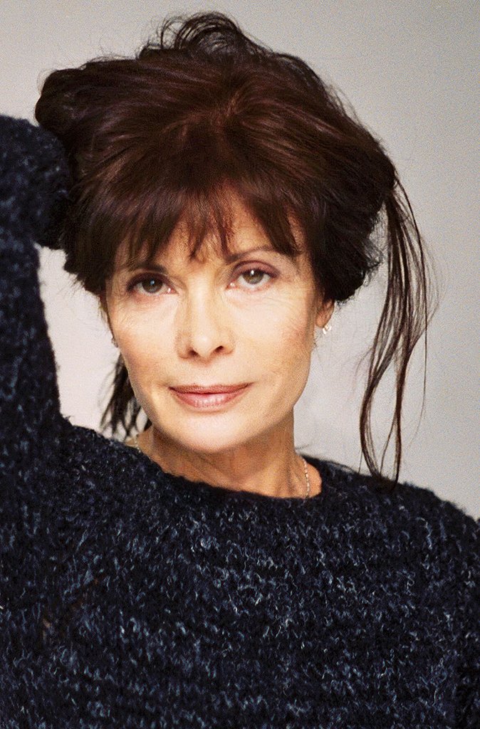 Marie Trintignant attache son cheveux. | Photo : Getty Images