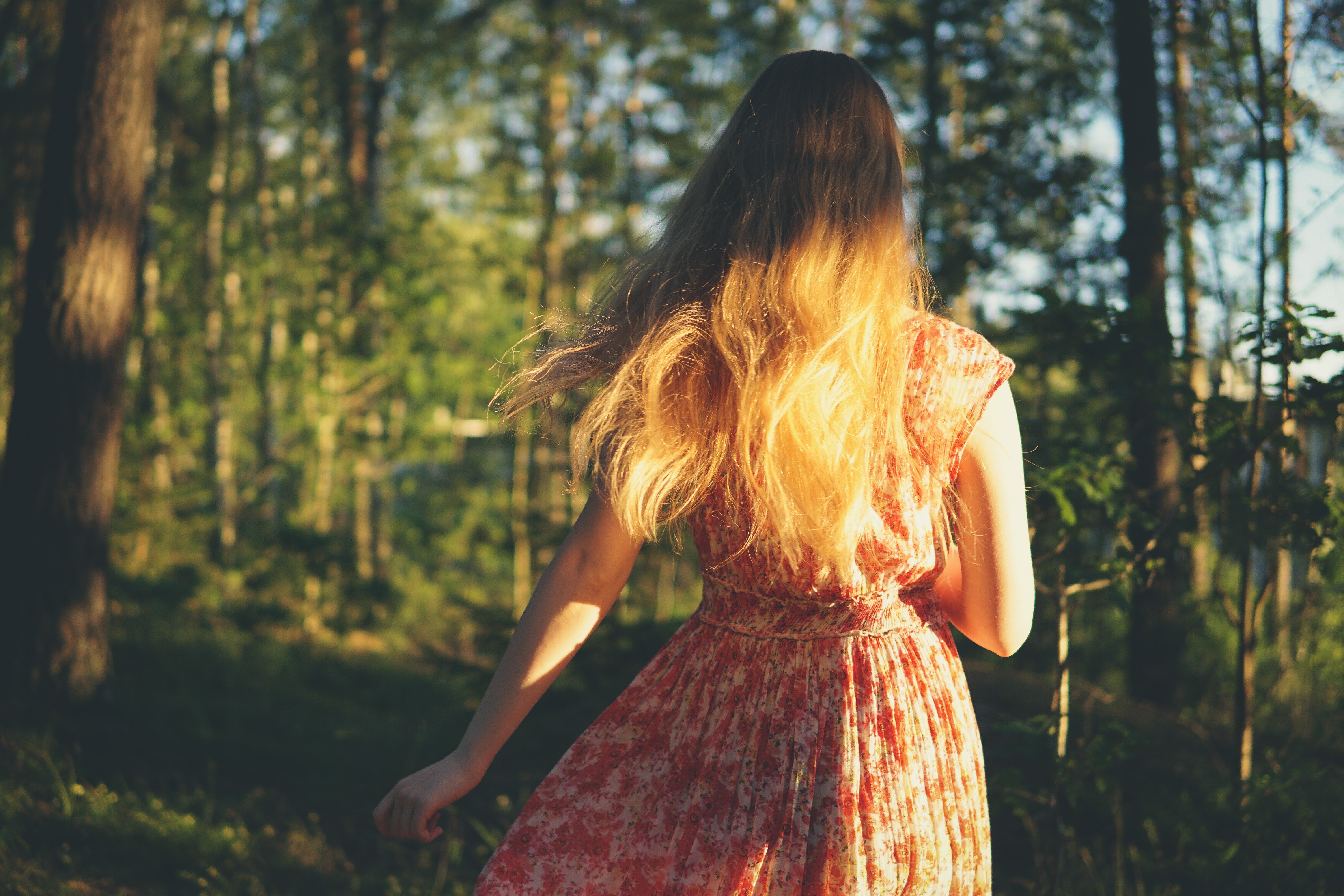 Una mujer con un vestido en un bosque. | Foto: Pexels