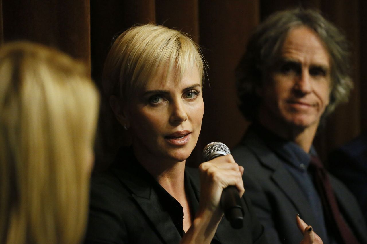 Charlize Theron und Regisseur Jay Roach nehmen an einem Panel während des "Bombshell" Special Screenings teil. | Quelle: Getty Images