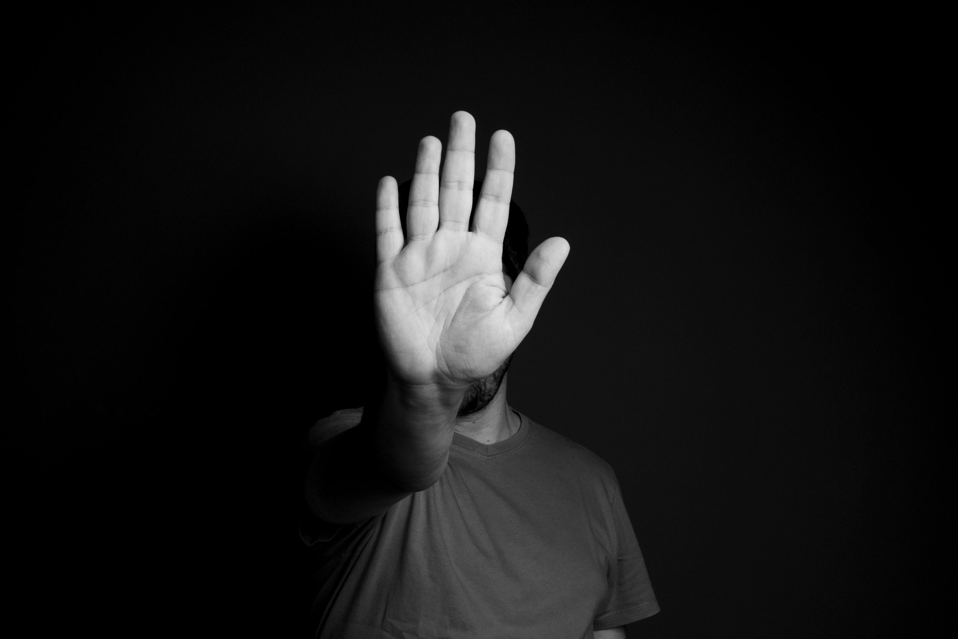 A hand showing the palm | Source: Pexels