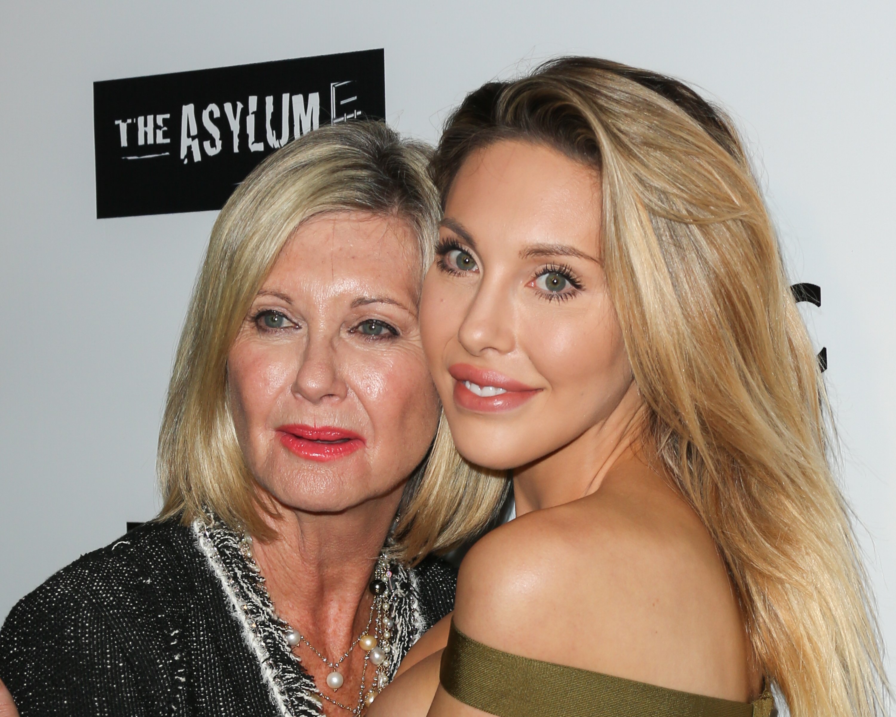 Singers / Actors Olivia Newton-John (L) and Chloe Rose Lattanzi (R) attend the premiere of Syfy's "Dead 7" at Harmony Gold on April 1, 2016 in Los Angeles, California. | Source: Getty Images