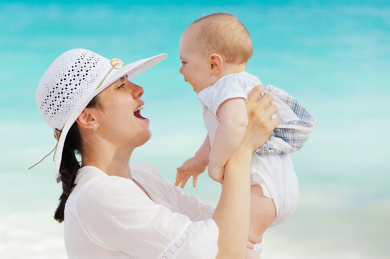 Madre cargando a su hijo.| Foto: Pixabay Madre cargando a su hijo.| Foto: Pixabay