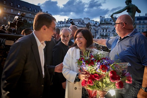  Hidalgo est félicitée à l'extérieur de l'Hôtel de Ville après sa victoire dans sa candidature à la réélection au poste de maire de Paris. |Photo : Getty Images