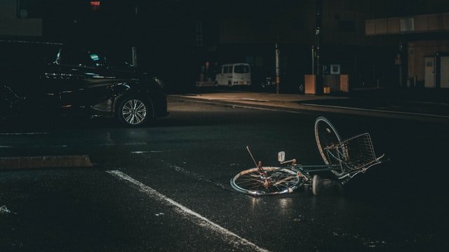 Un accident impliquant une voiture et un vélo | Photo : Unsplash