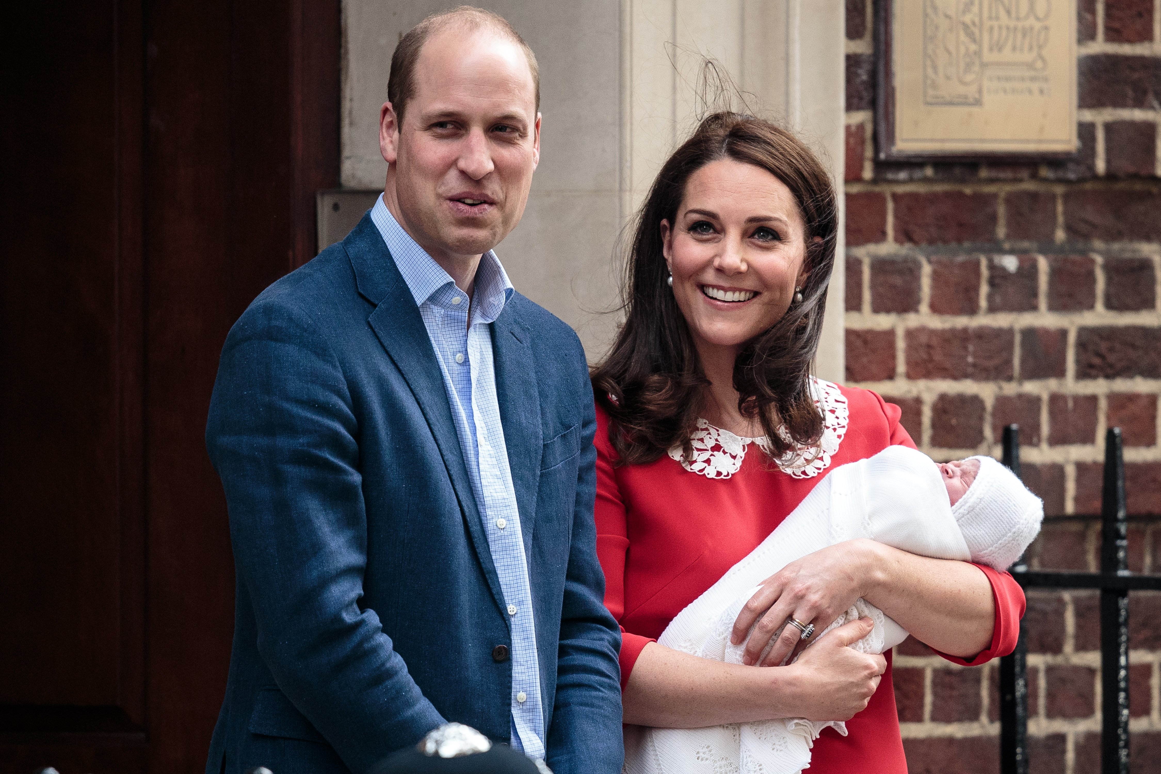 Prince William and his wife Kate Middleton with their newborn Prince Louis outside the Lindo Wing of St. Mary's Hospital in London England on April 23, 2018 | Source: Getty Images