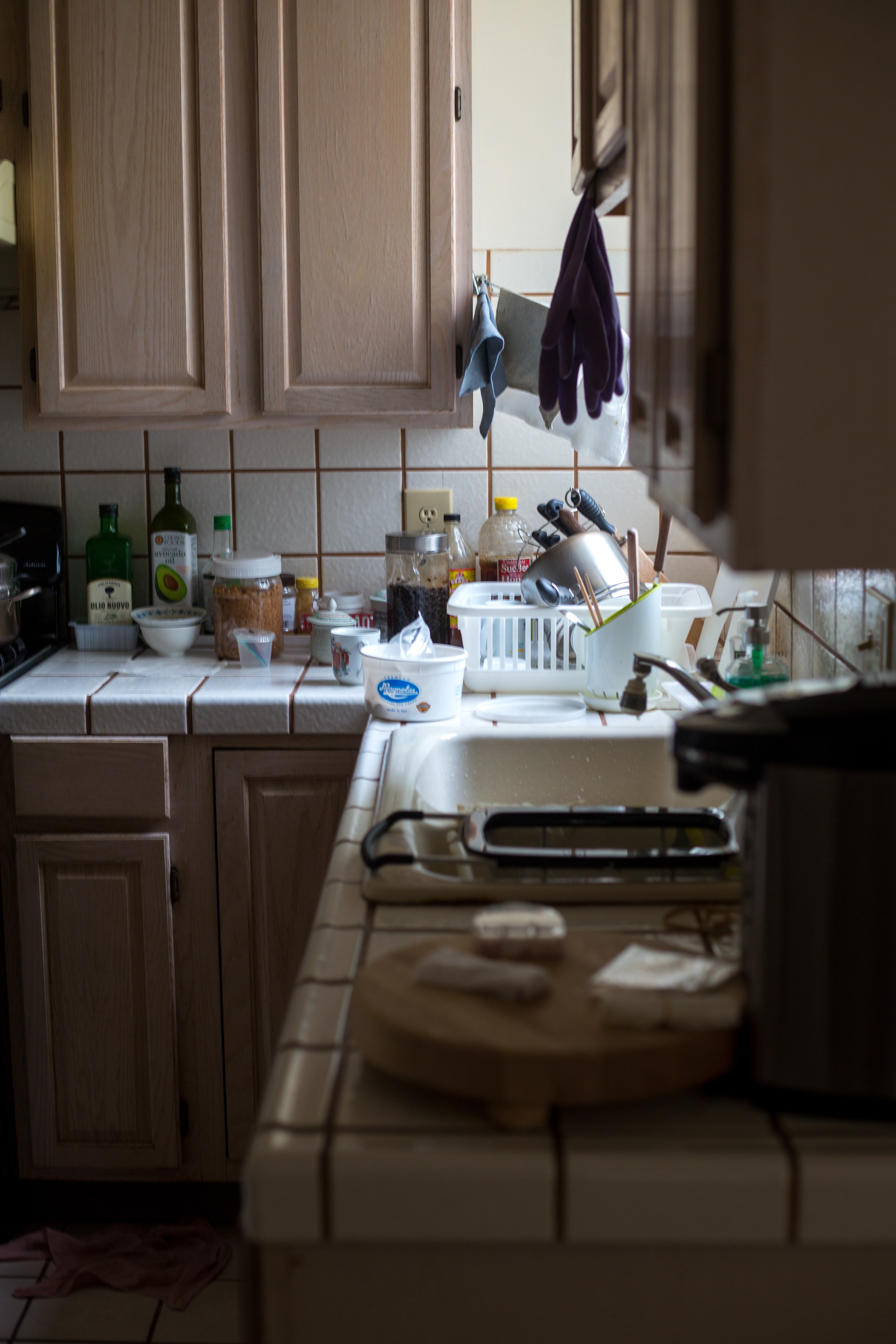 The old woman's kitchen was a mess. | Source: Unsplash