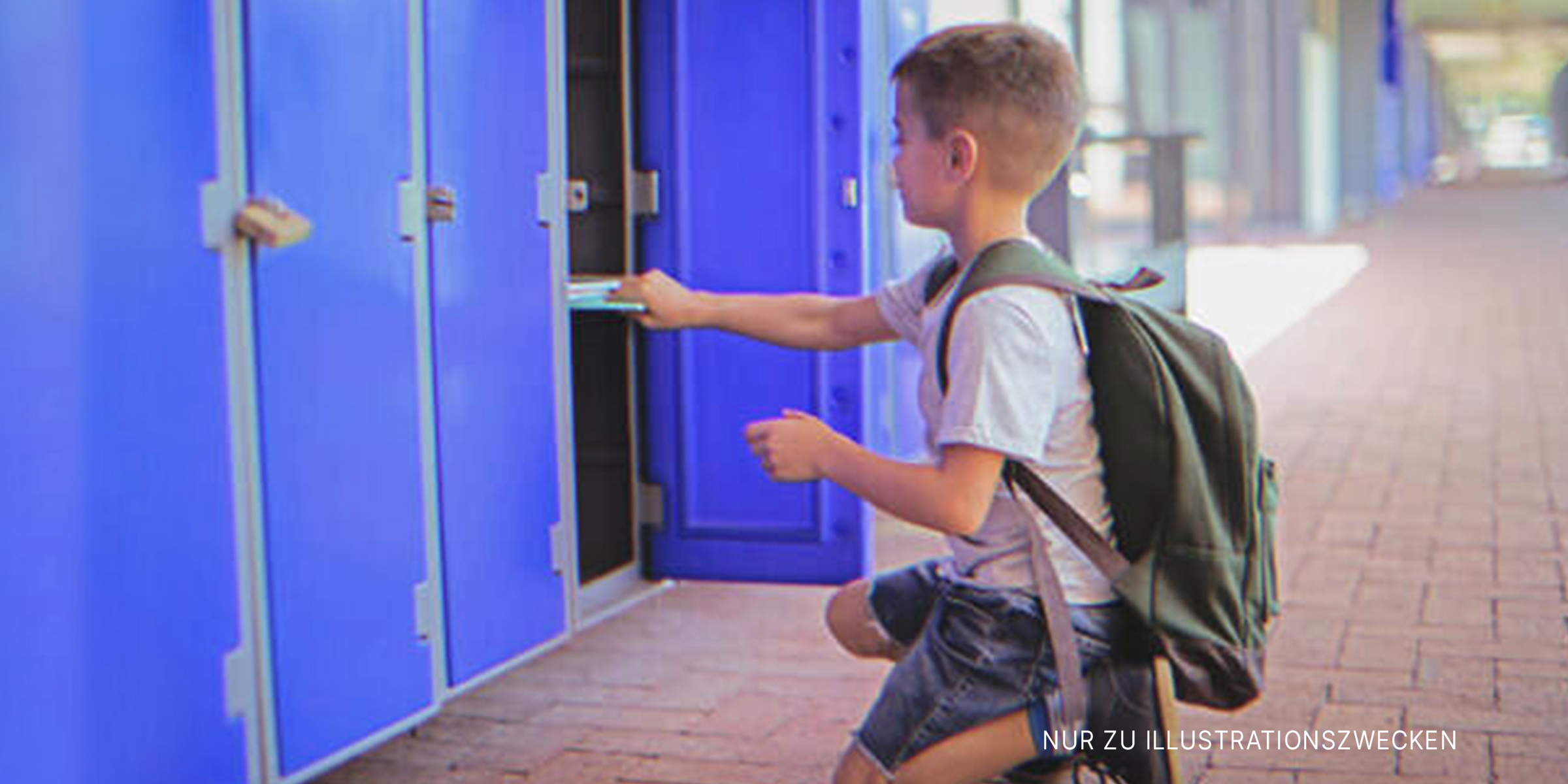 Junge holt Dinge aus seinem Schulspind. | Quelle: Shutterstock