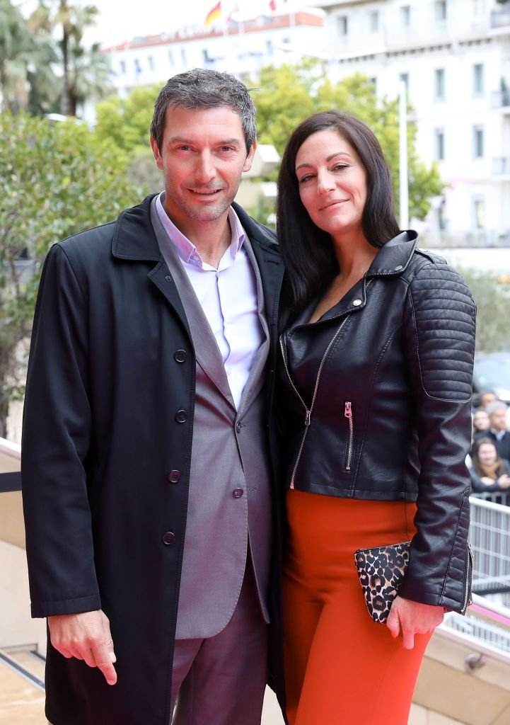 L'acteur français Franck Semonin et son épouse Hélène Semonin posent à leur arrivée pour l'ouverture du Festival de télévision de Canneseries à Cannes le 4 avril 2018. | Photo : Getty Images