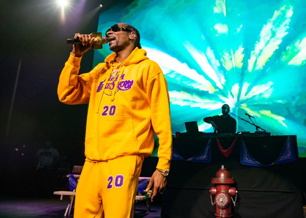 Snoop Dogg performs, while wearing a Los Angeles Lakers sweat suit in memory of Kobe Bryant| Photo: Getty Images