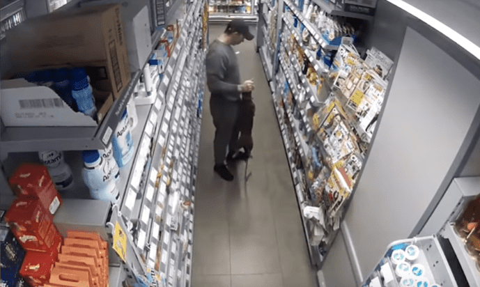 Un homme emportant un chien par le cou | Photo : Youtube / Bla Bla Bla 1