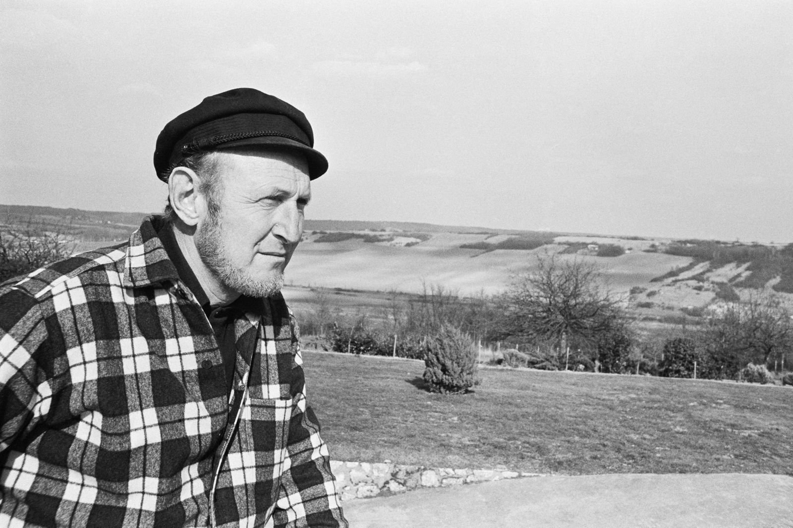 L'acteur français Bourvil à la maison. | Photo : Getty Images