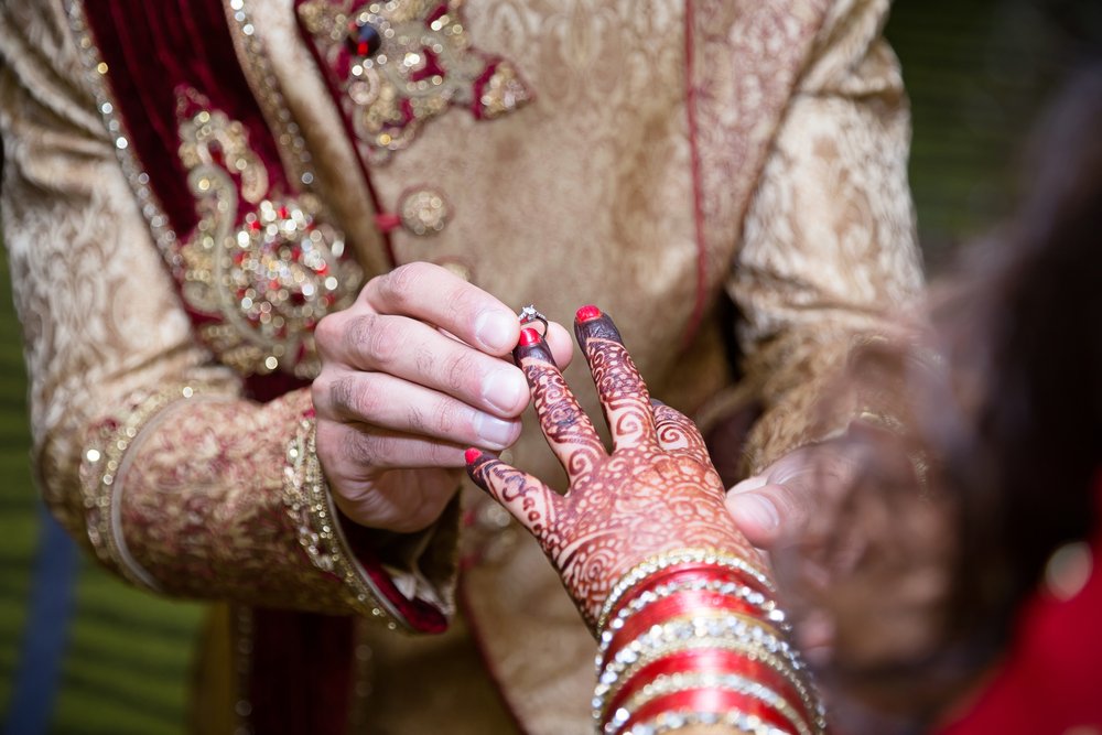 Novio coloca el anillo a su novia durante la ceremonia. | Foto: Shutterstock