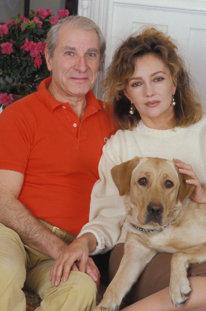 Jean Poiret et Caroline Cellier chez eux à Paris en janvier 1988, France. | Photo : Getty Images