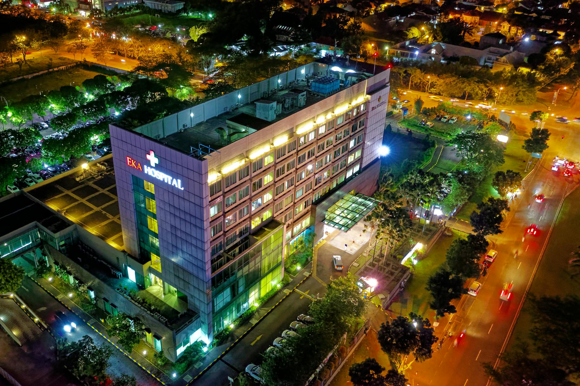 A hospital lit up at night | Source: Pexels