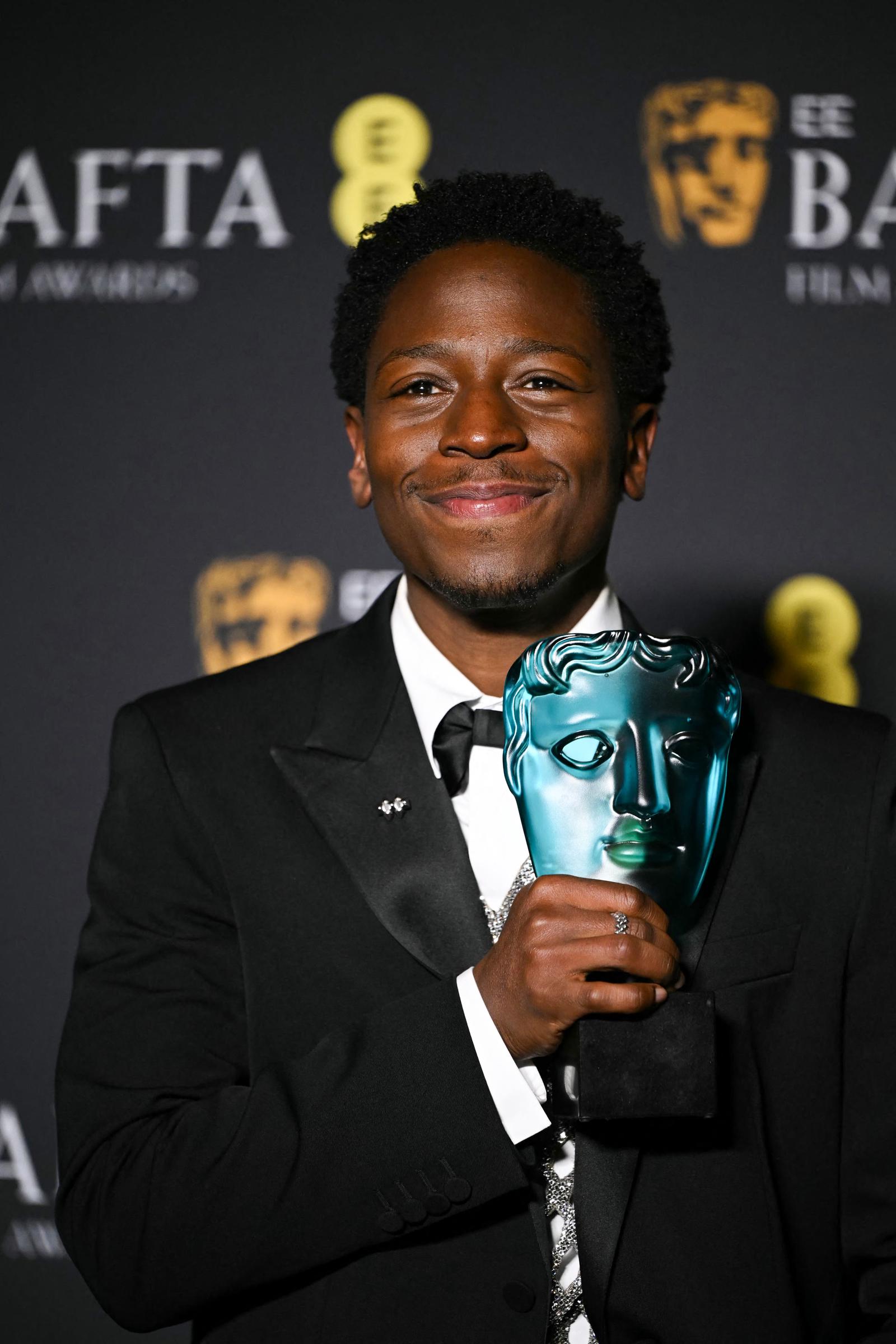 David Jonsson poses with the award for Best EE Rising Star on February 16, 2025 | Source: Getty Images