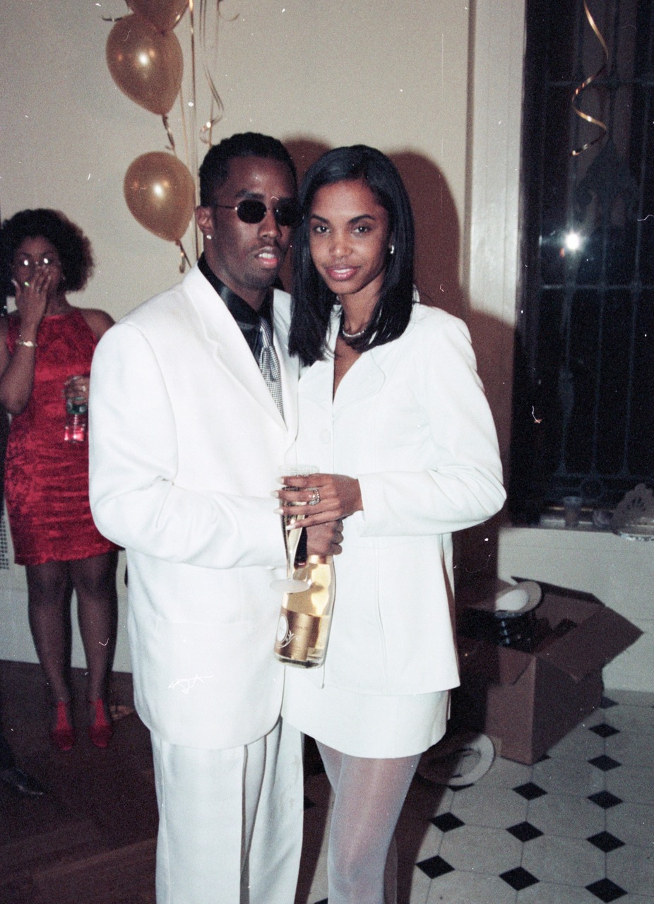 Sean Combs and Kim Porter pose on December 31, 1994 | Source: Getty Images