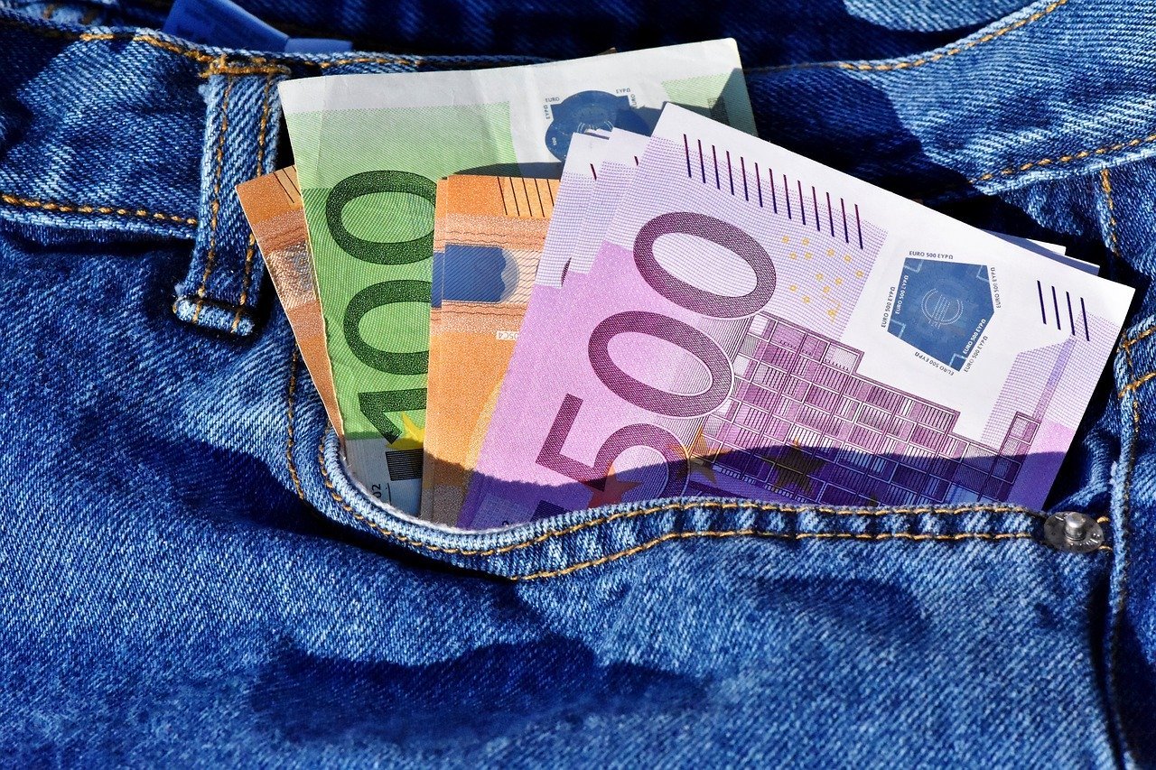 Geld in Hosentasche | Quelle: Pixabay