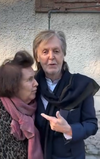 In this mid-conversation moment, Paul McCartney appeared animated as he gestured with his hand, his expression attentive and focused. His slightly tousled hair framed his face, while the early growth of facial hair added to his understated, lived-in appearance. The setting, with its textured walls and quiet backdrop, contrasted with the high-profile nature of the occasion. | Source: Instagram/suzymenkes