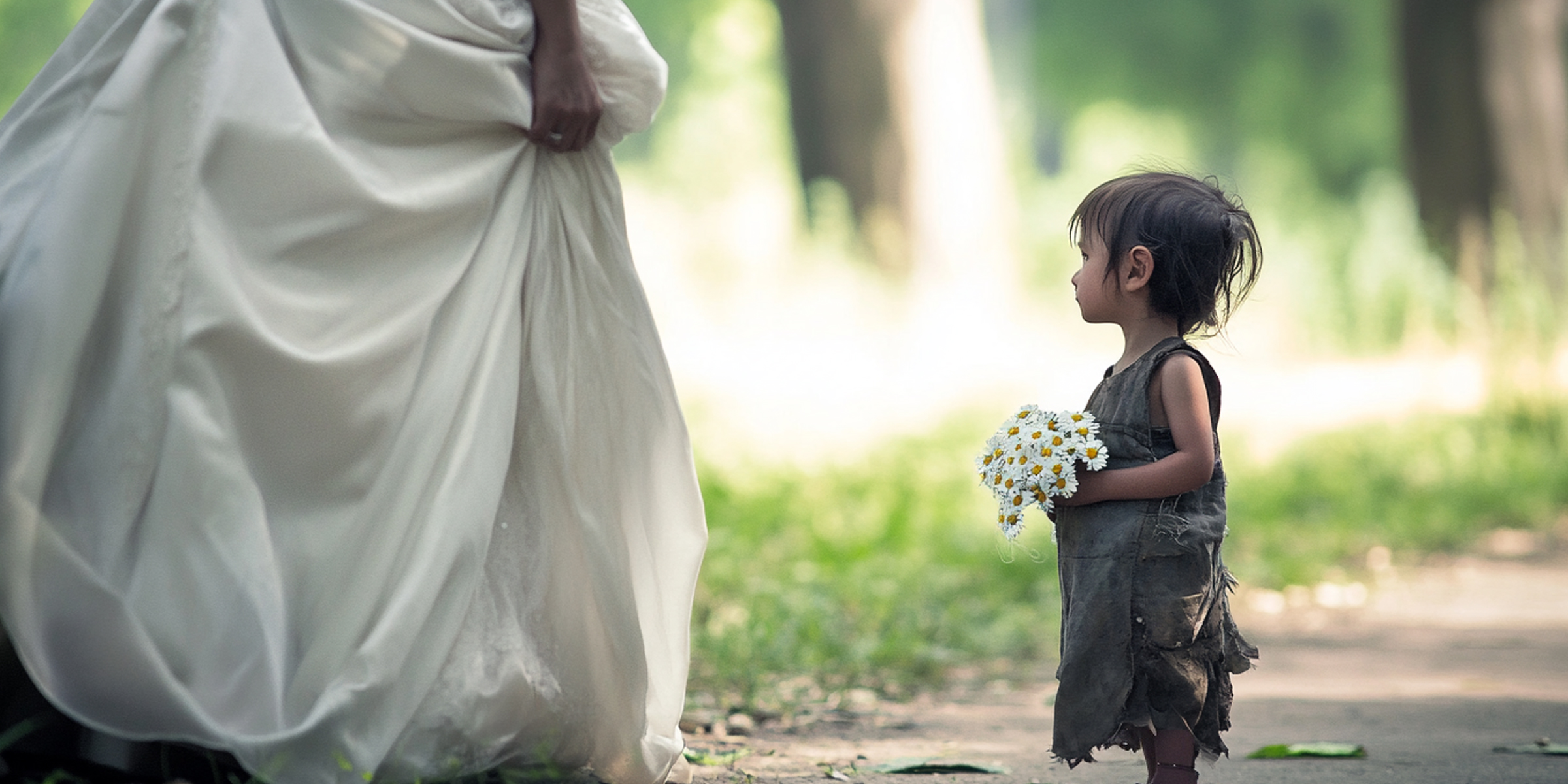 A girl near a woman in a wedding dress | Source: Amomama