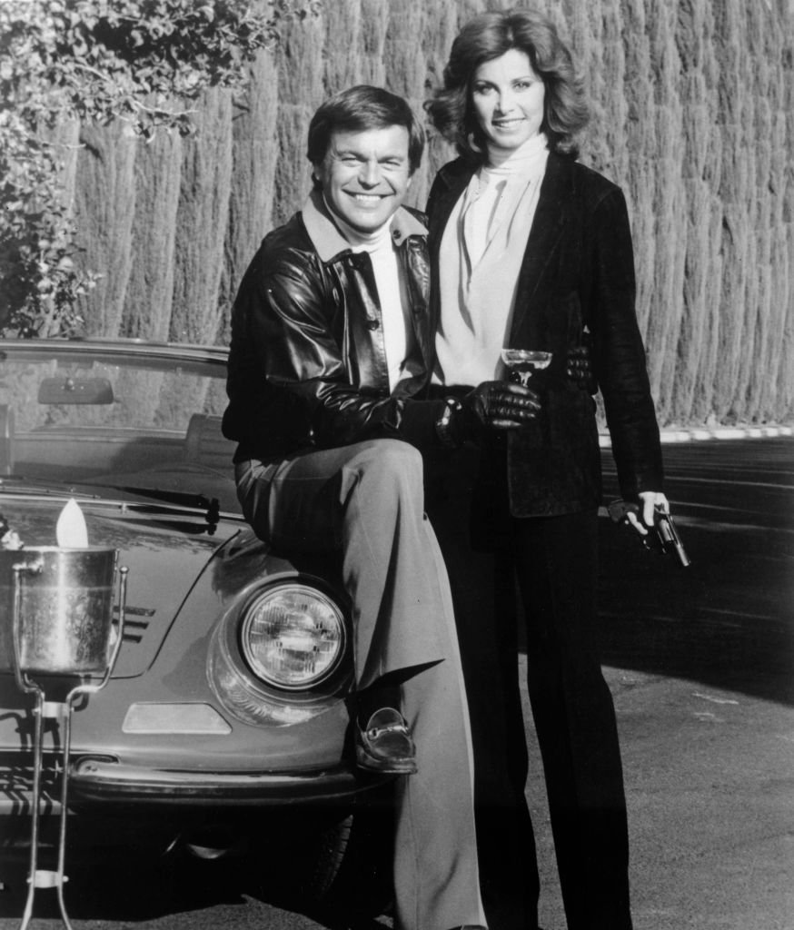 Robert Wagner and Stefanie Powers pose while filming "Hart to Hart" | Photo: Getty Images
