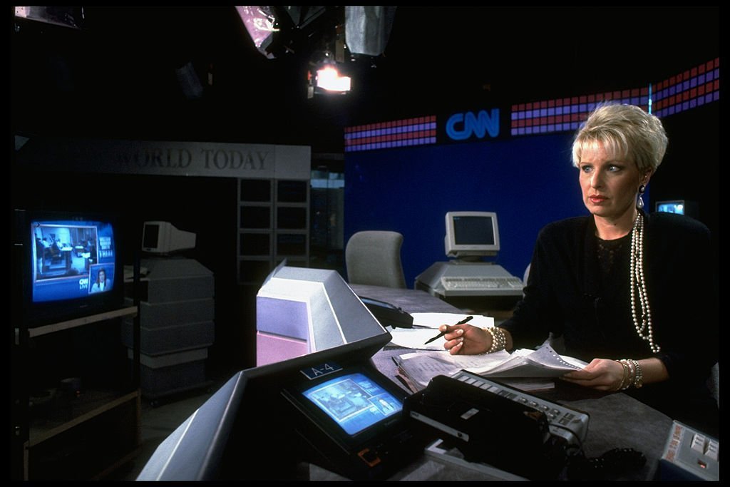 Bobbie Battista on air, reporting news, on Cable News Network set. | Photo: Getty Images
