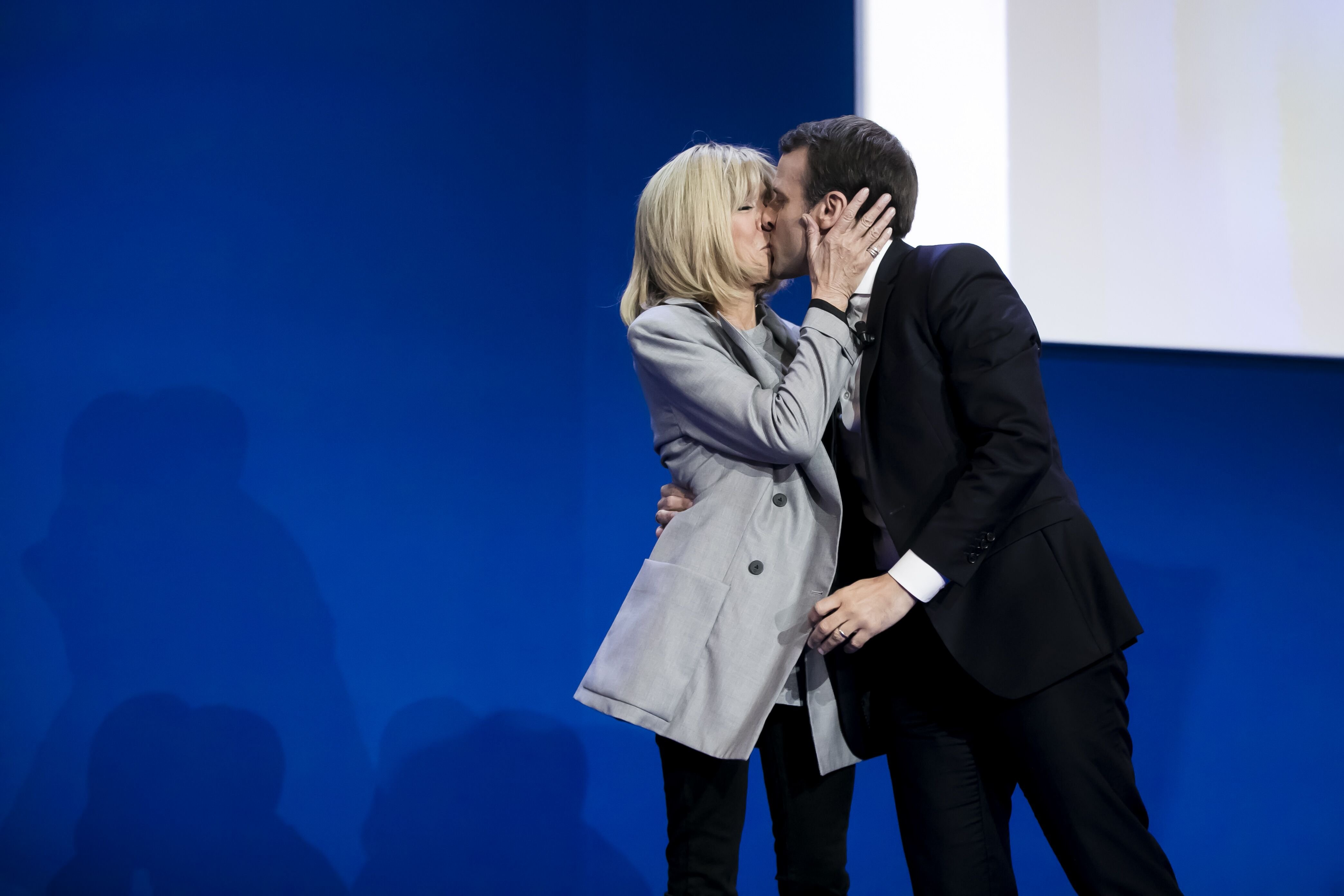 Emmanuel Macron, avec son épouse Brigitte Trogneux à Paris, France. | Photo : Getty Images