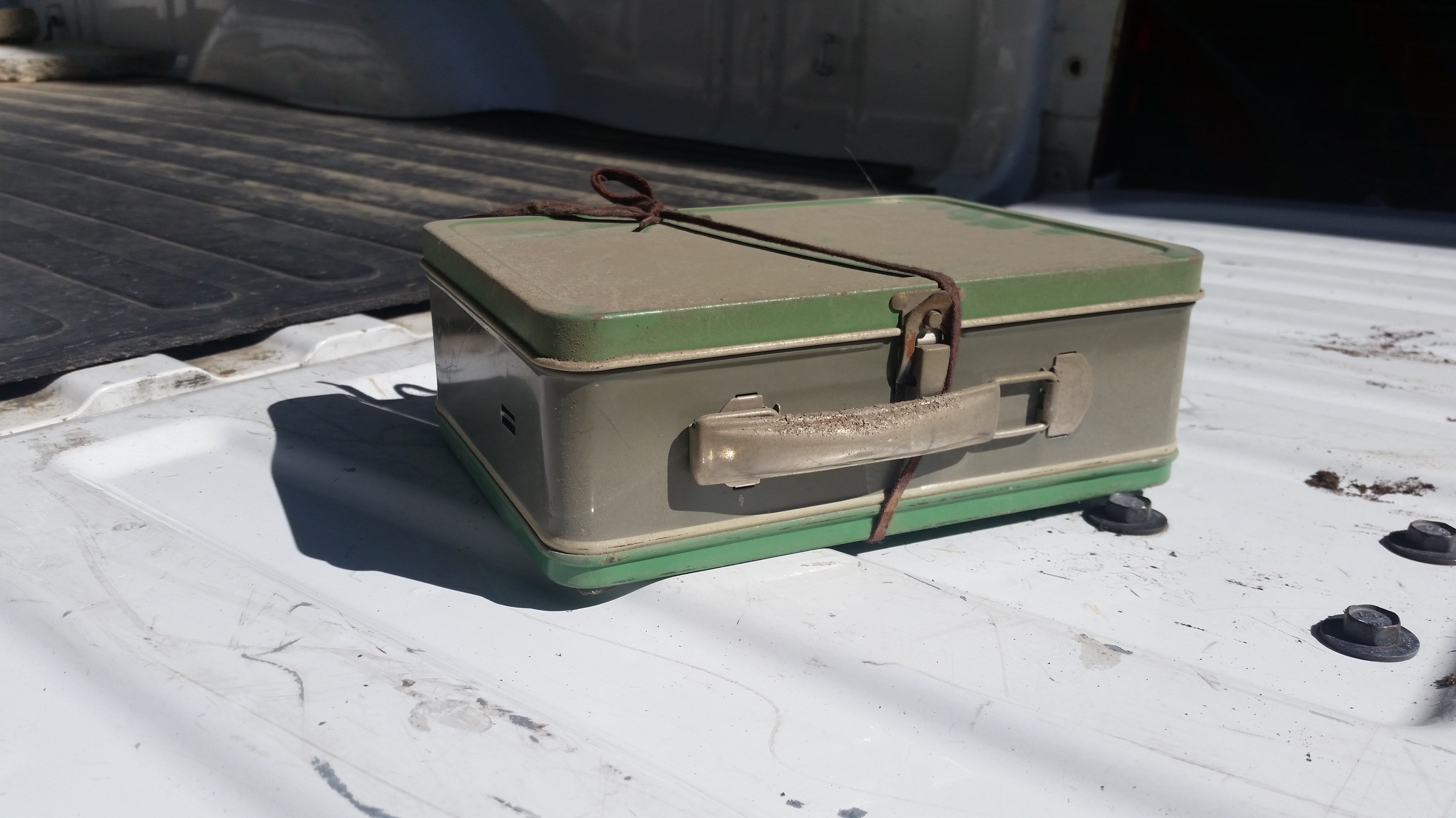 Picture of the discovered suitcase | Source: Imgur/branik12