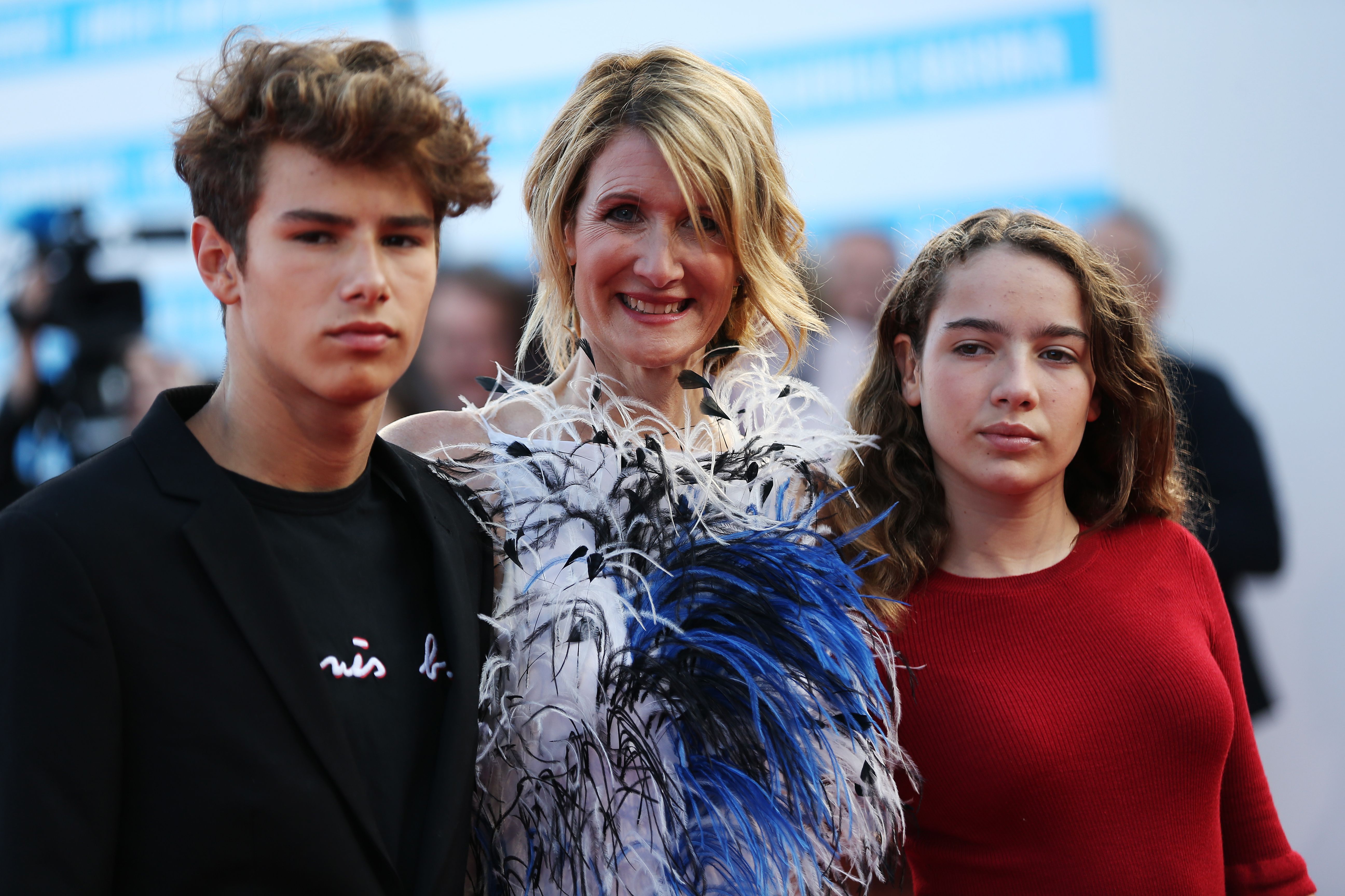 Laura Dern poses with her children, Ellery Walker Harper and Jaya Harper, on the red carpet before the opening ceremony of the 43rd Deauville US Film Festival in the French northwestern sea resort of Deauville on September 1, 2017 | Source: Getty Images