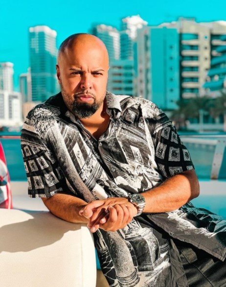 Akay posiert in der Dubai Marina und sendet Glückwünsche für das Neue Jahr an seine Fans. I Quelle: instagram.com/akay