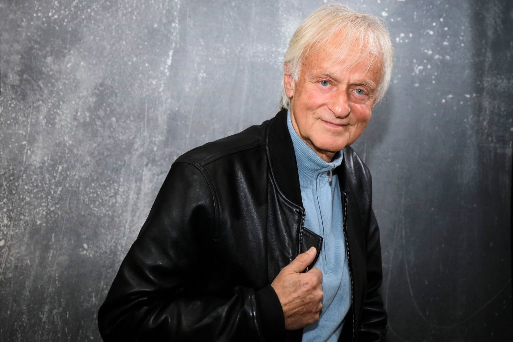 Le chanteur Dave pose lors d'une session de portrait à Paris, France, le 19 novembre 2021. | Photo : Getty Images