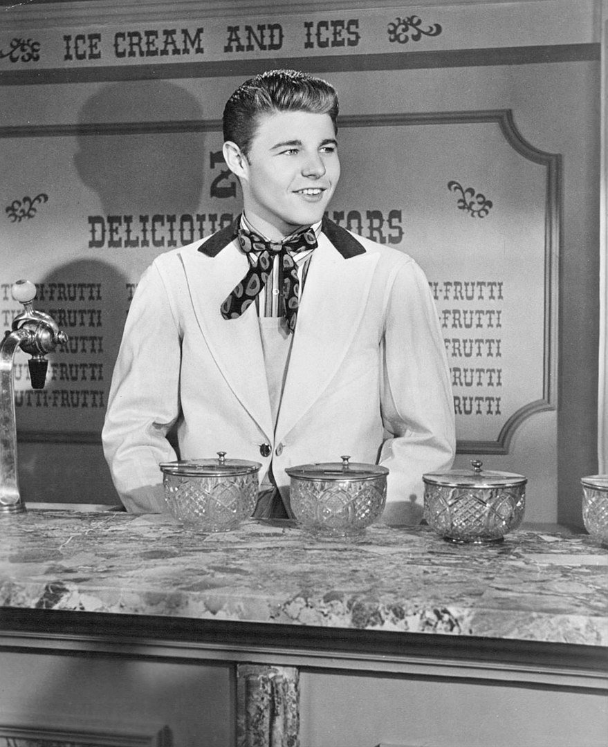 David Nelson in a scene from the television program Ozzie and Harriet. | Photo: Wikimedia Commons Images