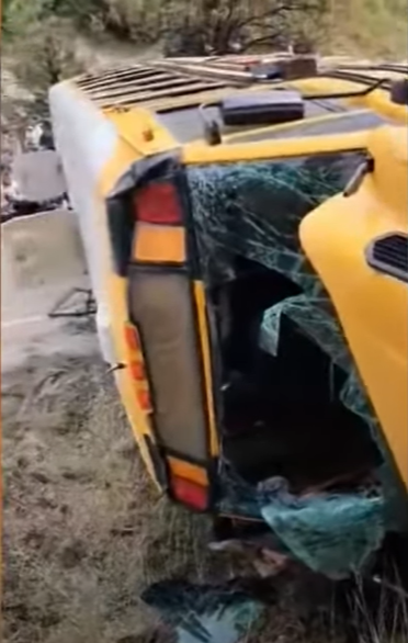 A closer view of the school bus shows its broken windshield | Source: youtube.com/WHAS11