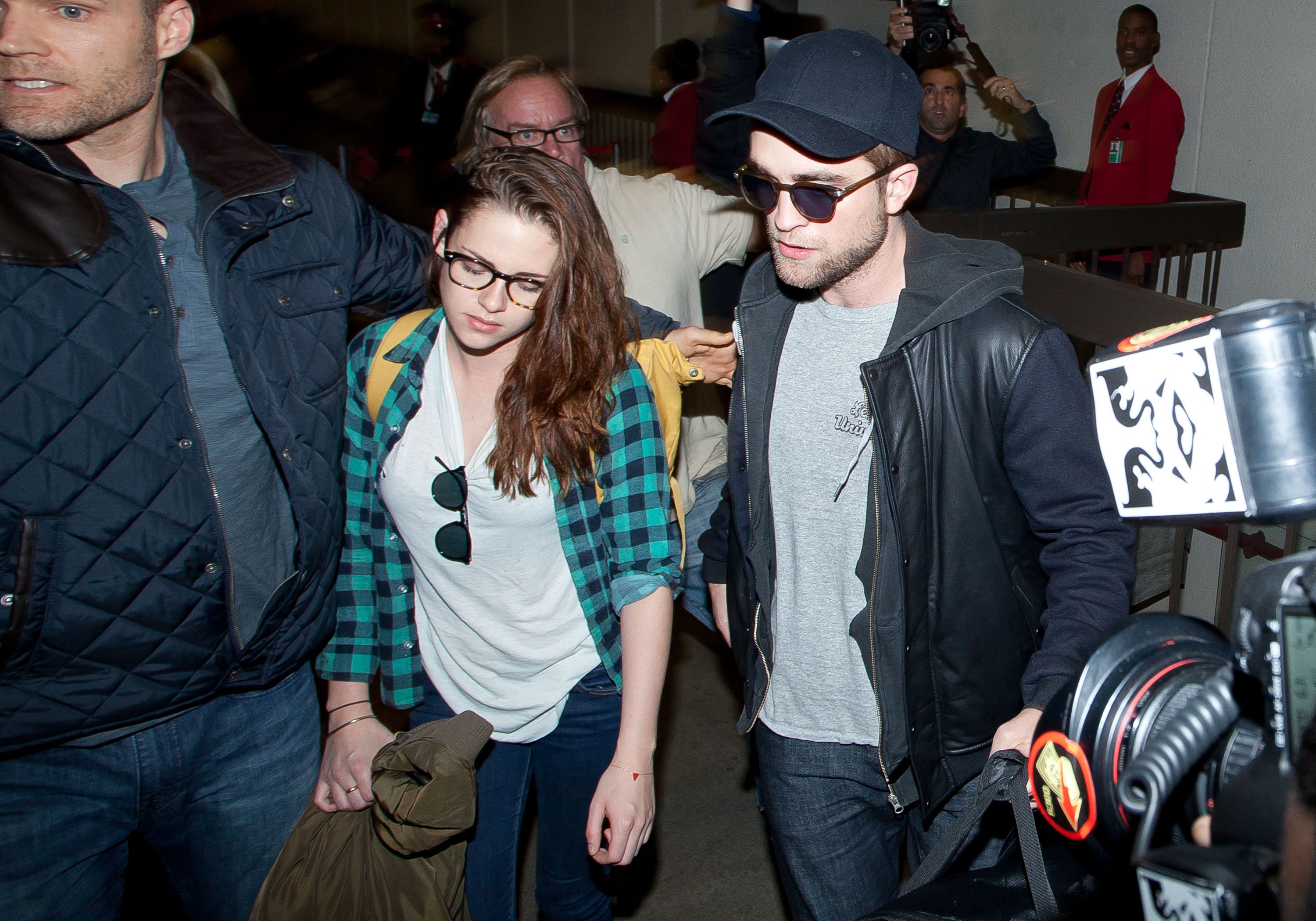 Kristen Stewart and Robert Pattinson are seen at LAX (Los Angeles International Airport) on November 26, 2012 in Los Angeles, California. | Source: Getty Images