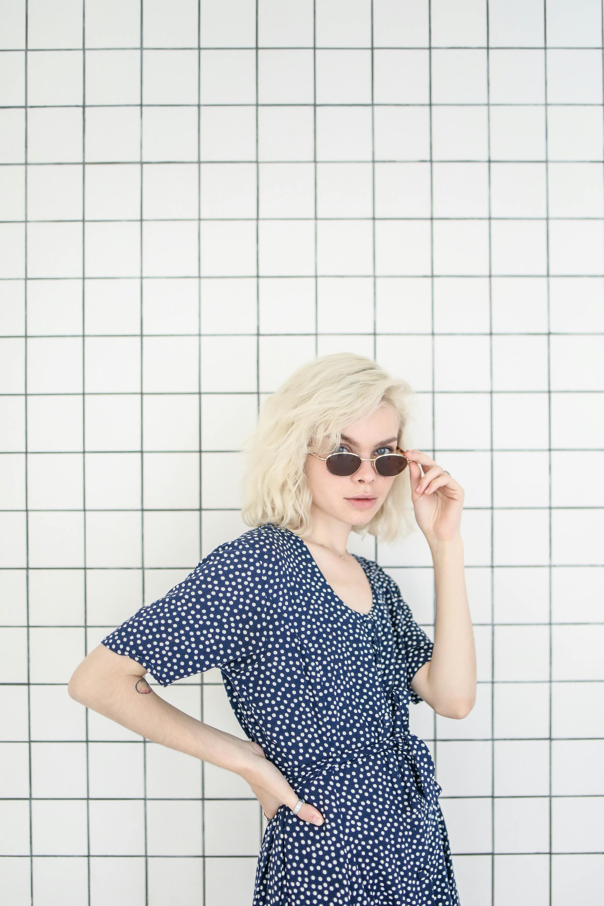 A woman peering over the top of her sunglasses | Source: Pexels